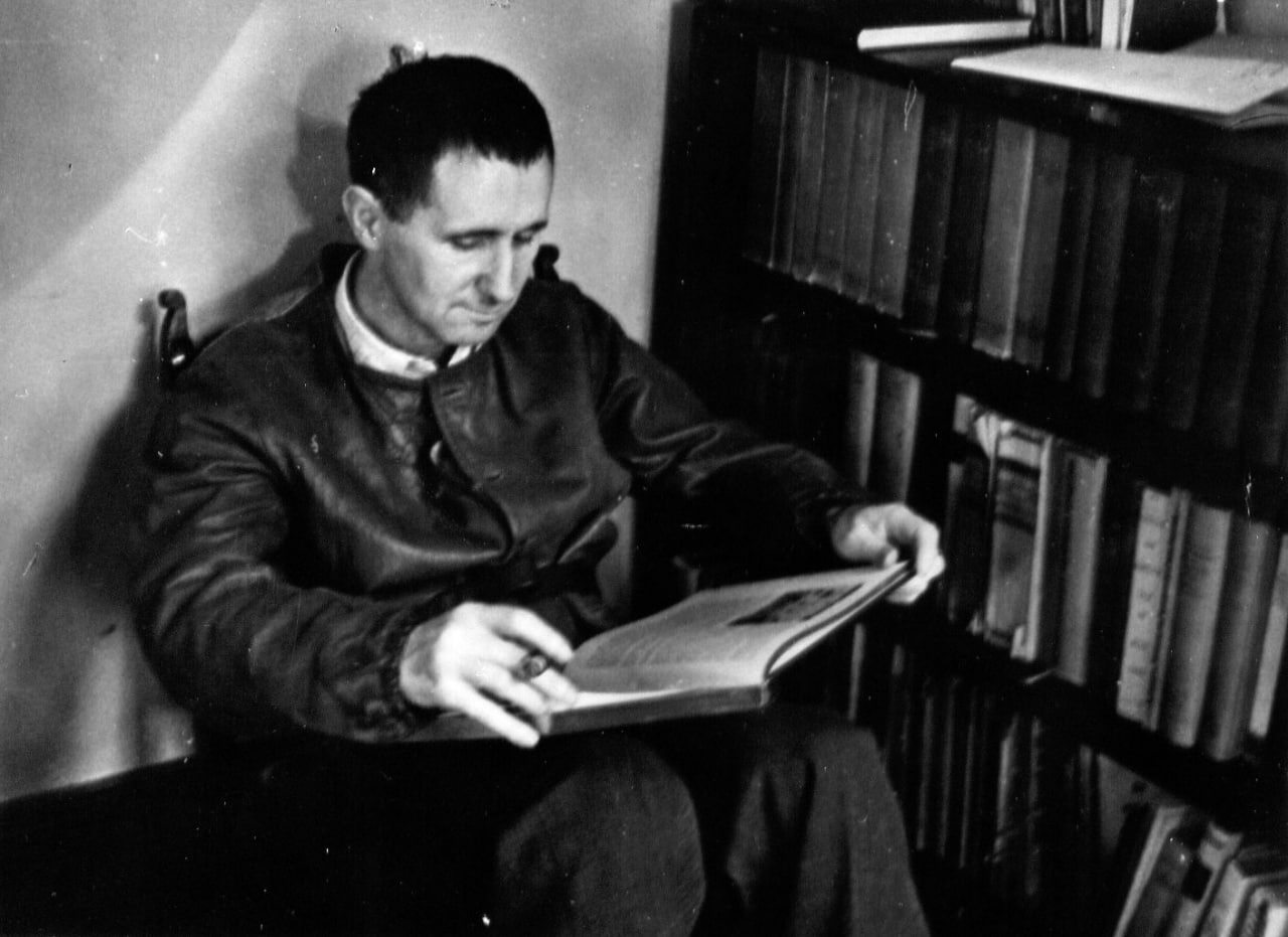 Bertolt Brecht reading